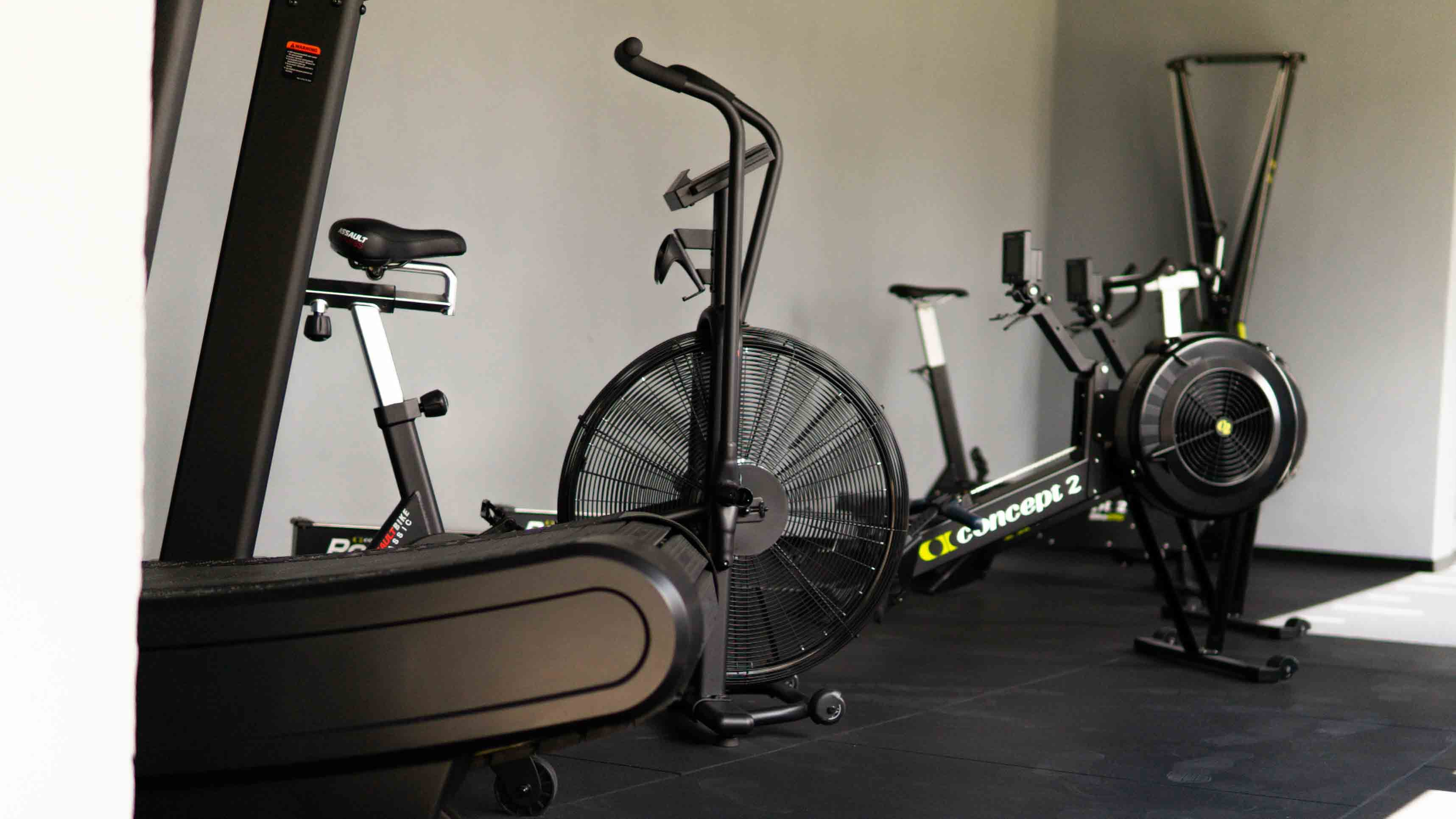 Hybrid Fitness Bereich mit Assault Bike, Treadmill und Concept2 bei The Forge Bad Lippspringe